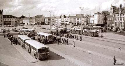 Bussen op de markt van Sint-Niklaas.